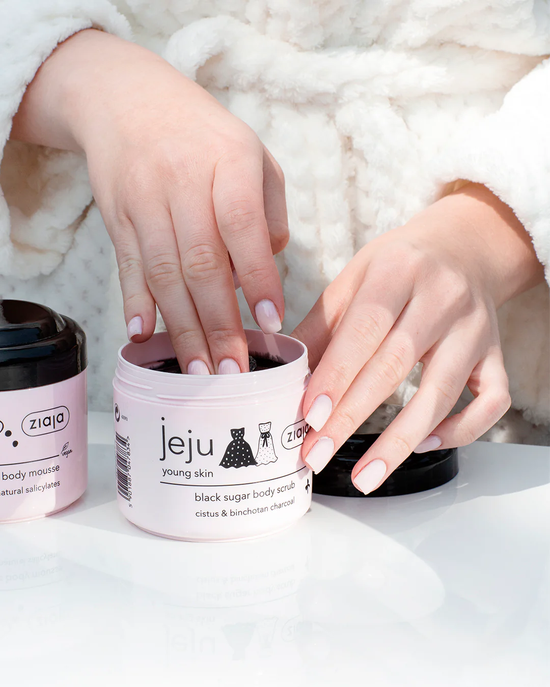 ZIAJA JEJU BLACK SMOOTHING SUGAR BODY SCRUB 200 ml - Image 3